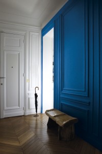 Couleur de l'année Pantone 2020 : Classic Blue. Entrée, bleu, peinture Tollens