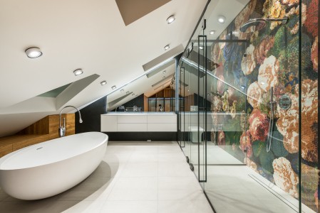 Salle de bain mansardée avec douche à l'italienne et mosaïque fleurie au mur, carrelage blanc au sol, revêtement mural bois et plafond blanc - Tollens