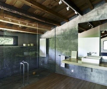 Tendance couleurs Tollens Neo Retro - salle-de-bain foncée, Ferran Lopez Roca Architect, photo : Eugeni Pons Arcaid