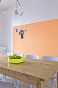 Couleur de l'année Pantone 2024 par Tollens : Peach Fuzz, un ton pêche doux, peinture orange clair pour salle à manger