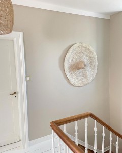 Cage d'escalier en beige nude peinture Tollens chez myyhome_emmy