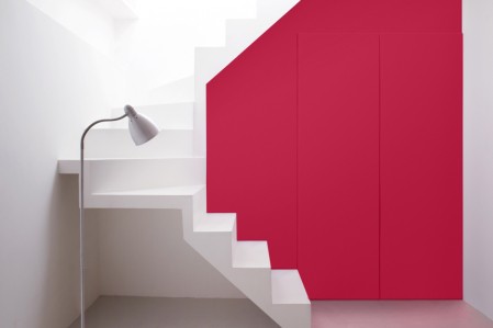 Escalier rangements peints en Viva Magenta, couleur Pantone 2023, peinture Tollens intérieure design