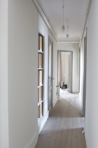 Couloir blanc et gris, peinture Tollens, parquet