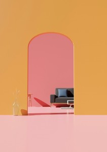 Salon épuré et lumineux, sol et mur rose, pan de mur jaune