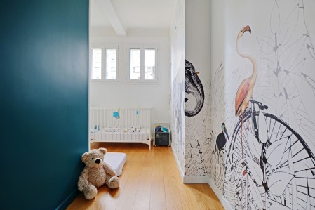 Travaux réalisés avec les peintures Tollens, teinte Bleu d'Arcangues, papier peint Les Dominotiers, chambre bébé