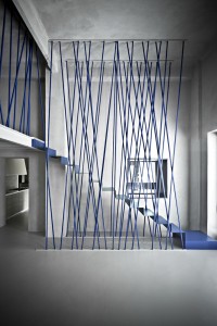 Tendance couleurs Tollens Perspective - escalier bleu, Interiors Dimorestudio, photo : Beppe Brancato