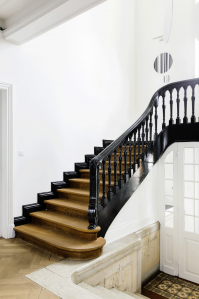 Idée de peinture pour un escalier en bois : marches et contre marches en bois naturel, avec la rampe, le limon et la balustrade en noir - Tollens