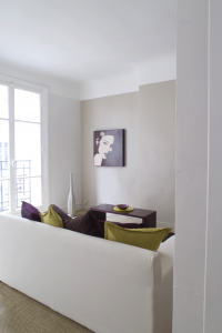 Salon intérieur peint avec la peinture Tollens, nuancier Cromology couleur CR4037-5 Céladon Tang