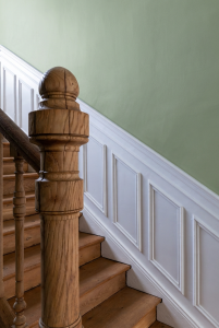 Idée couleur peinture cage escalier bois soubassement blanc et mur vert sauge
