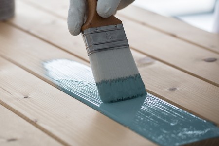 Application de la peinture bois microporeuse Elastop de Tollens teintée en bleu ciel