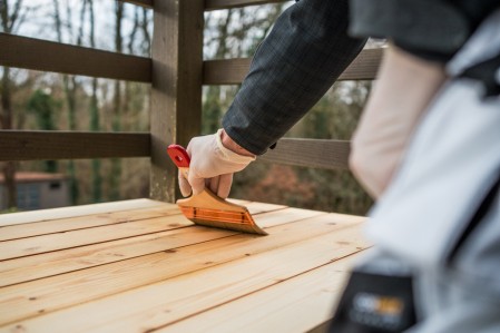 Application saturateur sur terrasse en bois extérieur, Tollens