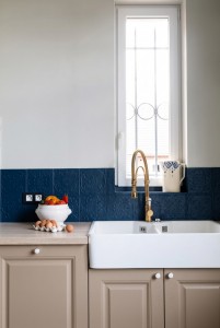 Peinture meuble cuisine beige, peinture carrelage crédence cuisine bleu nuit, peinture TOLLENS