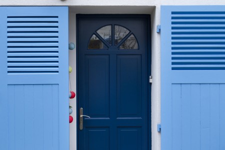 Façade maison France, Bretagne, volets et porte bleus