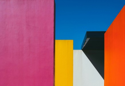 Façade avec des couleurs vives et lumineuses