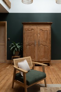 Mur vert foncé Avocat, avec sol et mobilier en bois brut