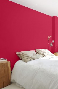 Peinture chambre Tollens rose en Viva Magenta, couleur de l'année Pantone 2023