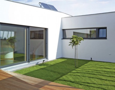 Gazon synthétique dans le jardin d'une maison