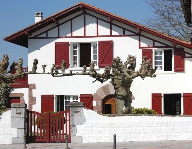Façade maison France, Littoral Sud-Ouest, Pays Basque, volets rouges