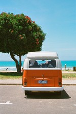 Van Volkswagen orange en bord de mer, inspiration 70s de Tollens