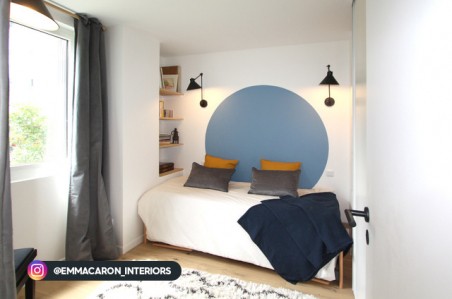 Chambre avec un tête de lit en peinture bleu teinte Alizé de chez Tollens, inspiration tendance nuances de bleus