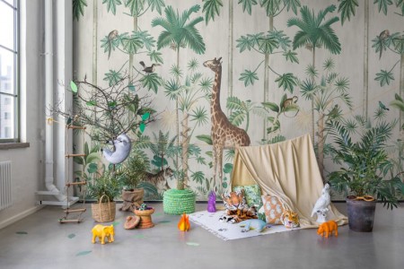 Papier peint-enfant Rebelwalls Giraffe's Stroll avec des animaux de la jungle dans une chambre d'enfants - Tollens