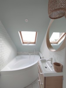Salle de bain avec baignoire, couleur de peinture Résonance de Tollens, une peinture Flat Hydro Velours - Eugénie Rapin