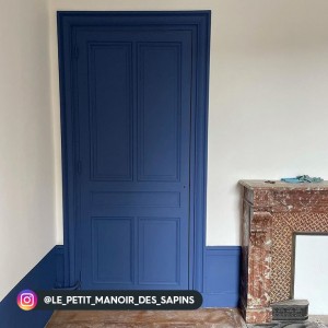 Porte et sous bassement peints en Tollens bleu jean brut nuancier Cromology, inspiration pour la tendance nuances de bleus Tollens