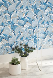 Papier peint bleu azur fleuri style méditerranée pour chambre et salon