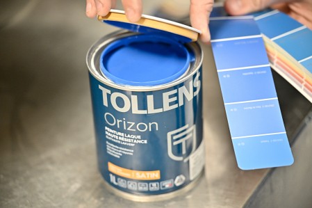 Magasin de peinture Tollens : pot teinté bleu sur mesure par la machine à teinter Tollens