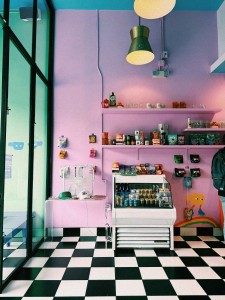 Magasin rose avec un sol en damier style retro des années 80
