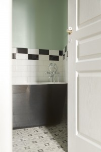 Salle de bain avec revêtement mural peinture et carrelage et revêtement de sol - Tollens