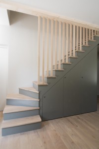 Couleur peinture escalier gris et bois clair mur blanc