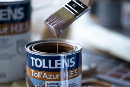 Pot de lasure bois Tollens ouvert avec une brosse pour l'application
