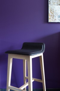 Couleur de l'année Pantone 2018 : Ultra Violet. Tabouret, peinture Tollens