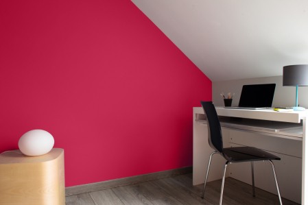 Couleur de peinture bureau rose Viva Magenta Pantone 2023 en peinture Tollens