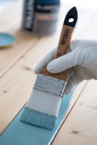 Application Elastop Tollens, peinture bois appliquée à la brosse, teintée bleu