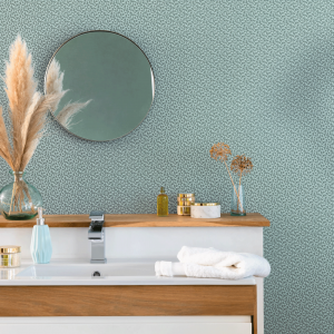 Papier peint intissé pour salle de bain avec plein de petits motifs de couleurs vert et bleu, de la marque Caselio, collection Danae
