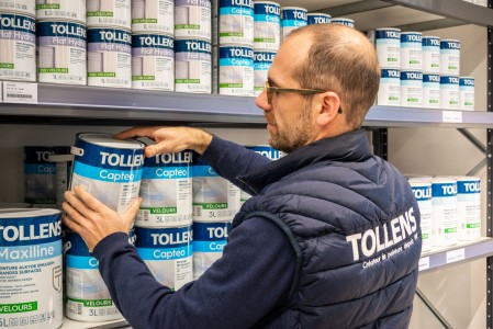 Magasin de peinture Tollens, mise en rayon par un conseiller de vente Tollens