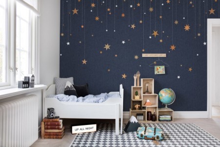 Papier peint enfant bleu nuit avec des étoiles de la marque Rebel Walls, modèle stargazing dans une chambre d'enfants - Tollens