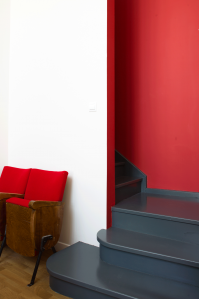 Idée de peinture pour un escalier en bois : marches et contremarches gris anthracite avec cage d'escalier rouge - Tollens