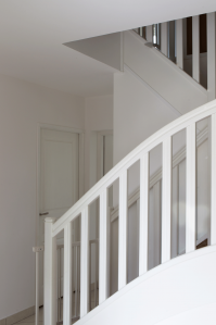 Idée de peinture pour un escalier en bois : marches, contremarches et rampes en blanc - Tollens