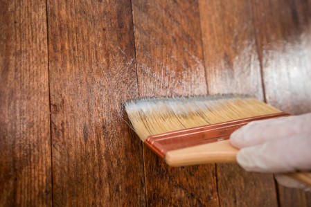 Application d'un produit pour protéger et décorer le bois : vernis, lasure, saturateur bois Tollens