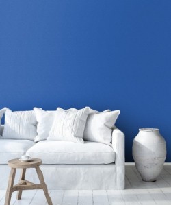 Décoration méditerranéenne bleu azur pour un salon couleur Dazzling Blue de Pantone et Tollens
