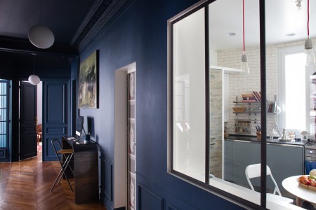 Entrée teinte Dark Blue de la collection Pantone - peinture Tollens finition mate mur et plafond