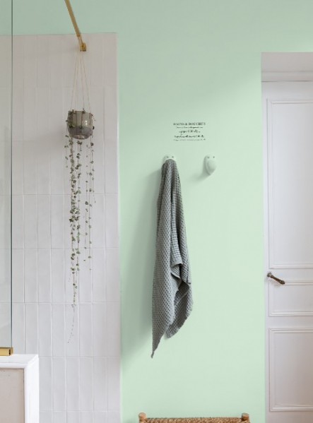 Mur vert menthe clair, couleur Coeur de Lys Tollens, salle de bain verte, peinture verte