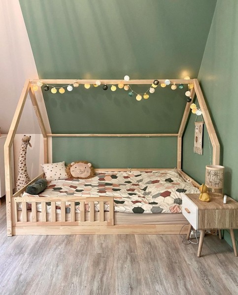 Mur peinture verte chambre enfant jungle, vert Haïti Tollens, crédit photo : atdeco_architectureinterieure sur Instagram