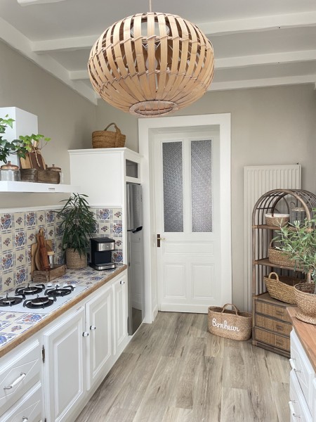 Cuisine couleurs peinture Grège, carrelage carreaux vintage, sol PVC effet parquet gris