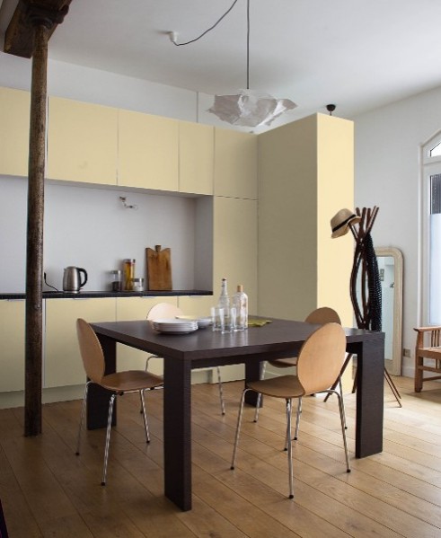 Cuisine mur blanc et meuble peint en jaune pale Vanille Tollens, simulation couleur peinture