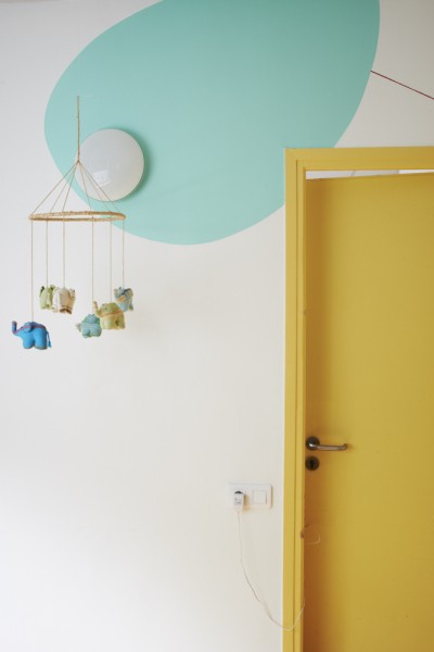 Chambre enfant porte jaune, forme peinture bleu