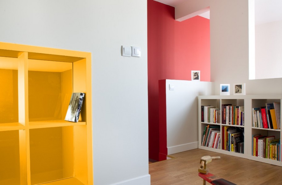 Pallier escalier rouge, rangement peint en jaune vif, teinte Jaune Vif Tollens, simulation peinture en ligne